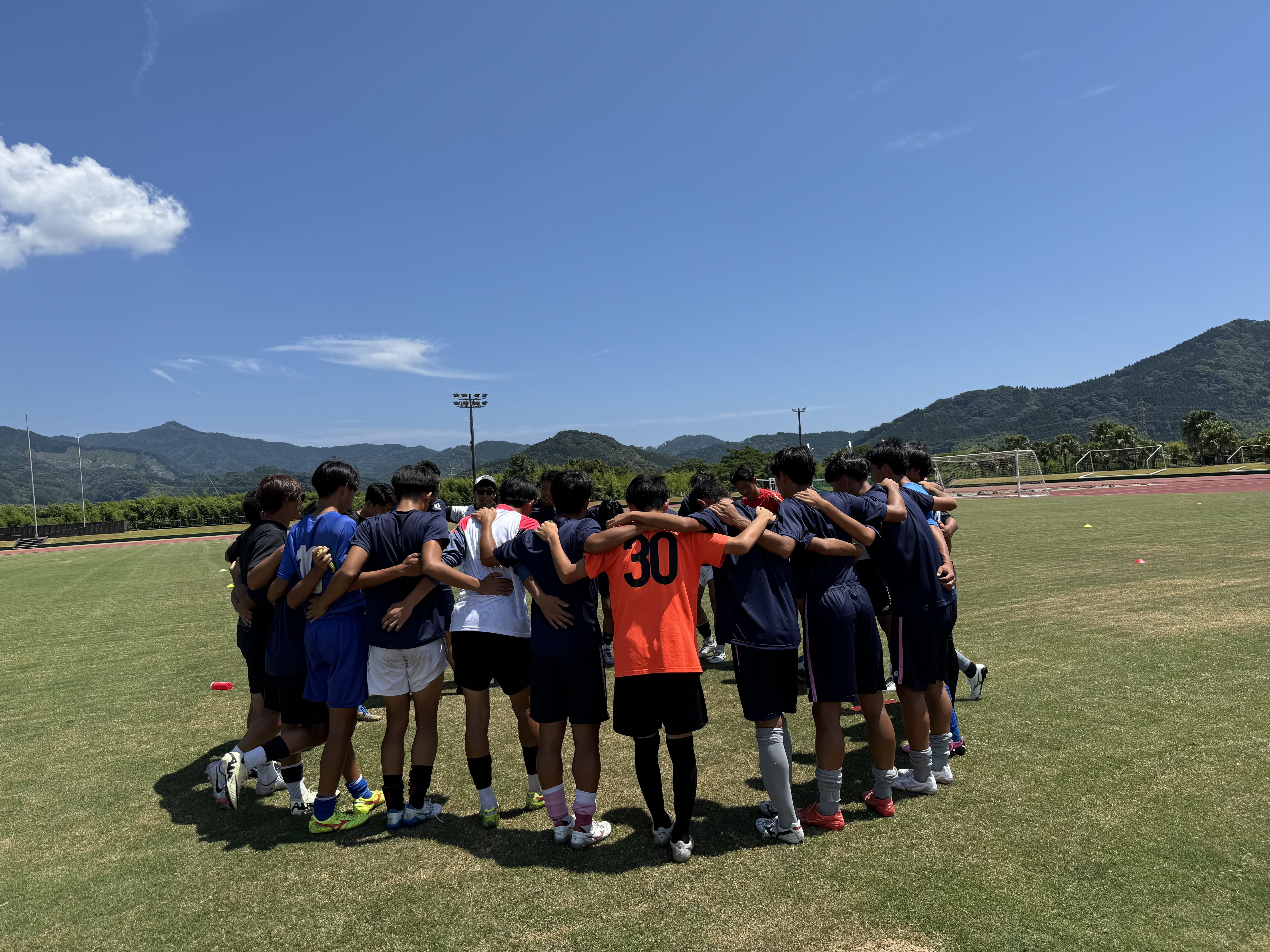 円陣を組むサッカー選手たち