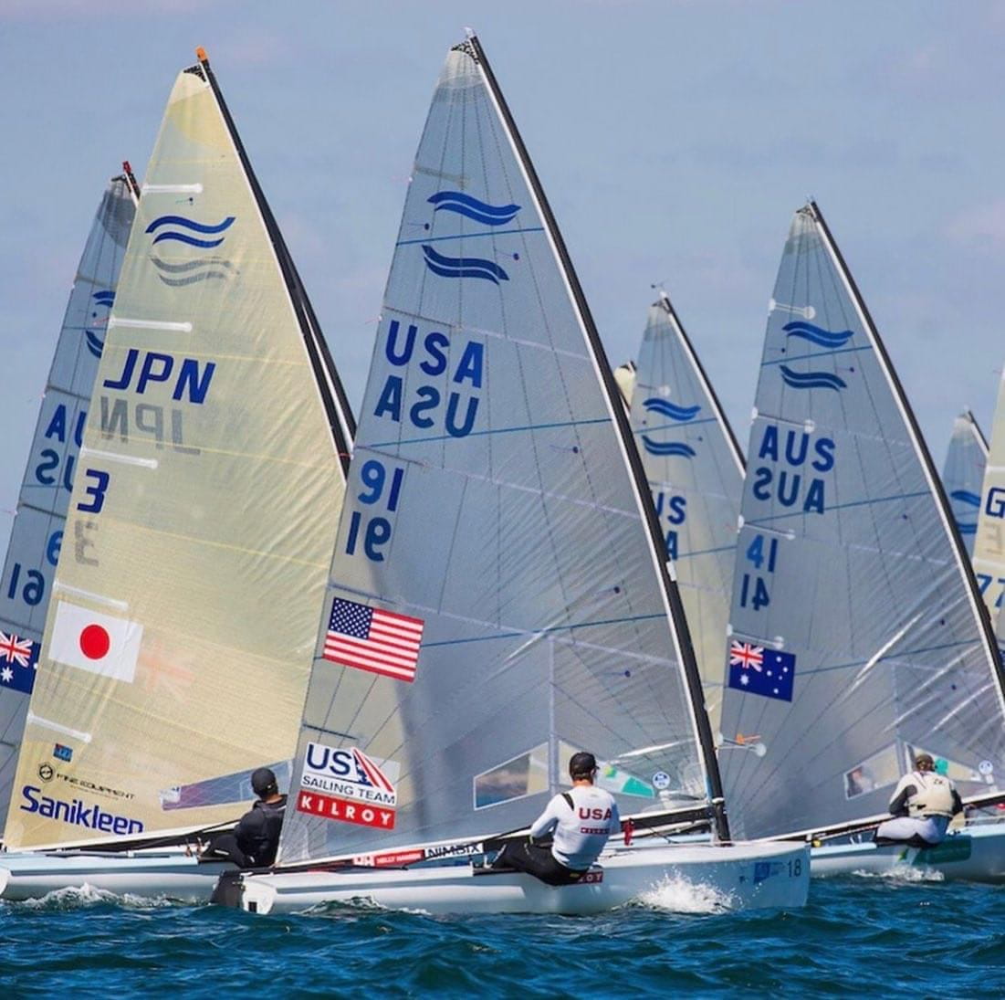 セーリング中のヨット