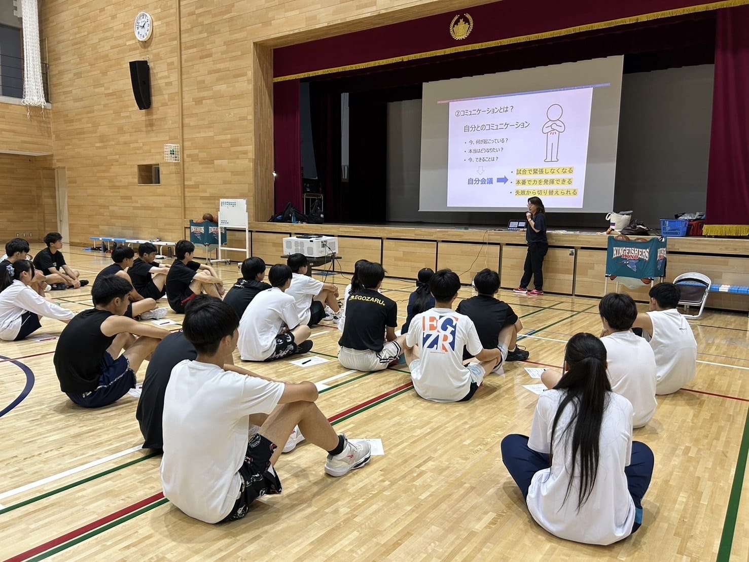 赤澤代表のプレゼンテーションを見る高校生たち